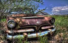 Старый заброшенный автомобиль