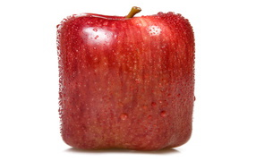 Красное квадратное яблоко