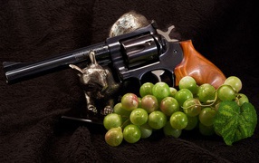 The revolver and the bunch of grapes