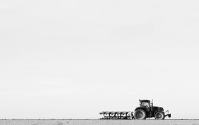 Tрактор в поле