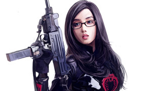 Девушка в очках и с оружием