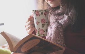 Девушка с книгой и чашкой