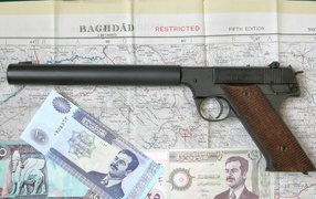 Деньги и пистолет на карте