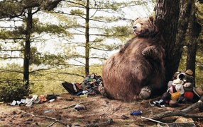 Толстый медведь сидит у дерева