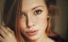Brown-haired woman with freckles