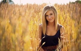 Девушка с веснушками среди пшеницы
