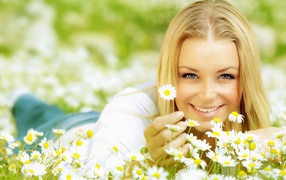Blonde with daisies