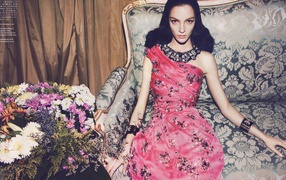 Модель в розовом платье, рекламное фото