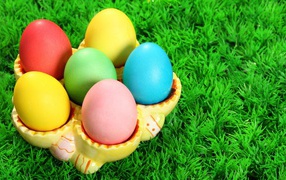 Разноцветные яйца на траве на Пасху