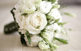 Красивые белые розы в подарок женщинам на восьмое марта
