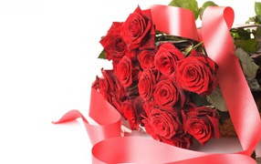 Красные розы в украшенном букете на восьмое марта