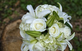 Белые розы в украшенном букете на восьмое марта
