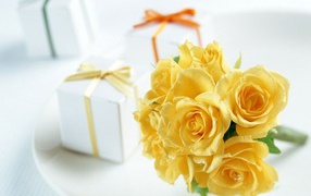 Жёлтые розы и подарки на восьмое марта