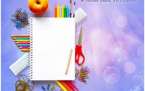 Тетрадь и ручки в День знаний 1 сентября