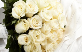 Белые розы в букете для невесты