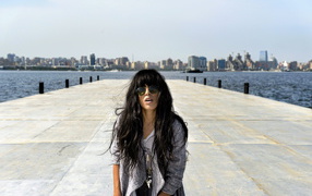 Loreen sings on the waterfront
