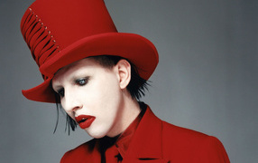 Marilyn Manson в красной шляпе