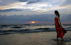 Девушка в платье на пляже