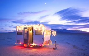 Дом на колесах в пустыне