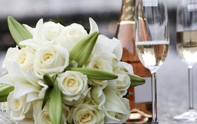 Белые розы и шампанское