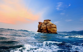Каменная скала в море