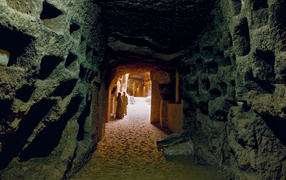 Монахи в пещере