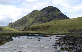 Автобус переезжает реку