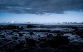 Черные камни на берегу моря