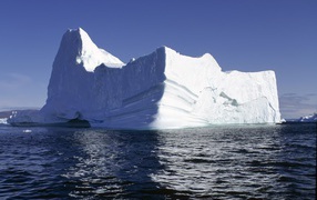 	   White iceberg on the dark water
