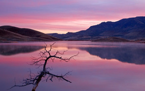 Розовый закат на горном озере