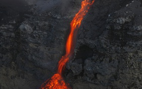 Поток лавы из вулкана