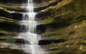 Водопад на скалах