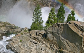 Брызги и радуга от водопада