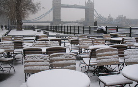 Снег в Лондоне в кафе