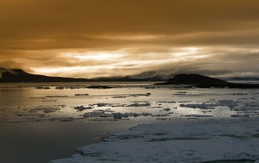 Лед на горном озере зимой
