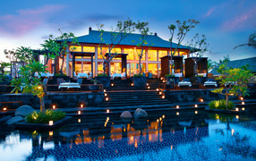 Вечерние огни отеля на Бали