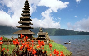Храм на побережье Бали