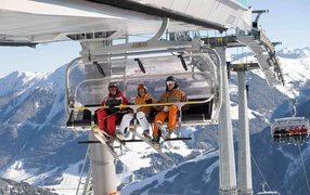Катание на подъемнике на горнолыжном курорте Заальбах Хинтерглем, Австрия