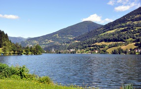 Озеро Клопайнер Зее на фоне гор, Австрия
