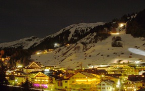 Ночные огни на горнолыжном курорте Сант Антон, Австрия