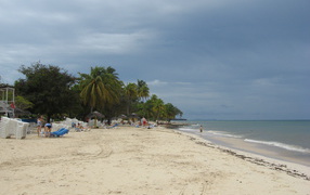 Осенний отдых на пляже на курорте Гуардалавака, Куба
