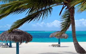 Пляжные зонтики на курорте Кайо Энсеначос, Куба