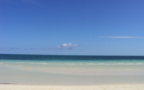 Белый песок на пляже на курорте Кайо Коко, Куба
