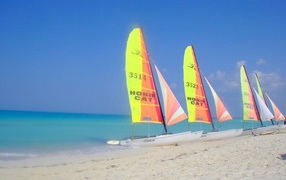 Яхты на пляже на курорте Кайо Санта Мария, Куба