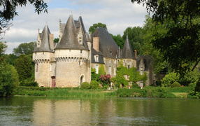 Замок среди деревьев в Луаре, Франция