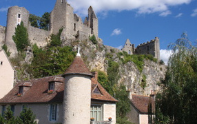 Руины замка в городе Виши, Франция