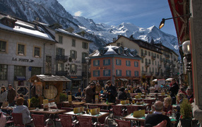 Уличное кафе на горнолыжном курорте Межев, Франция