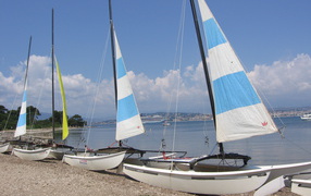 Яхты на берегу на курорте Мирамар Круести, Франция