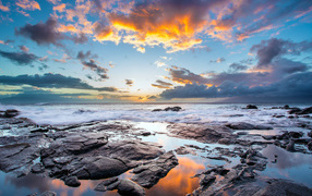 Красивое небо и каменистый берег на острове Мауи, Гавайи