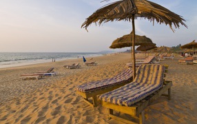 Шезлонги на пляжах в Гоа